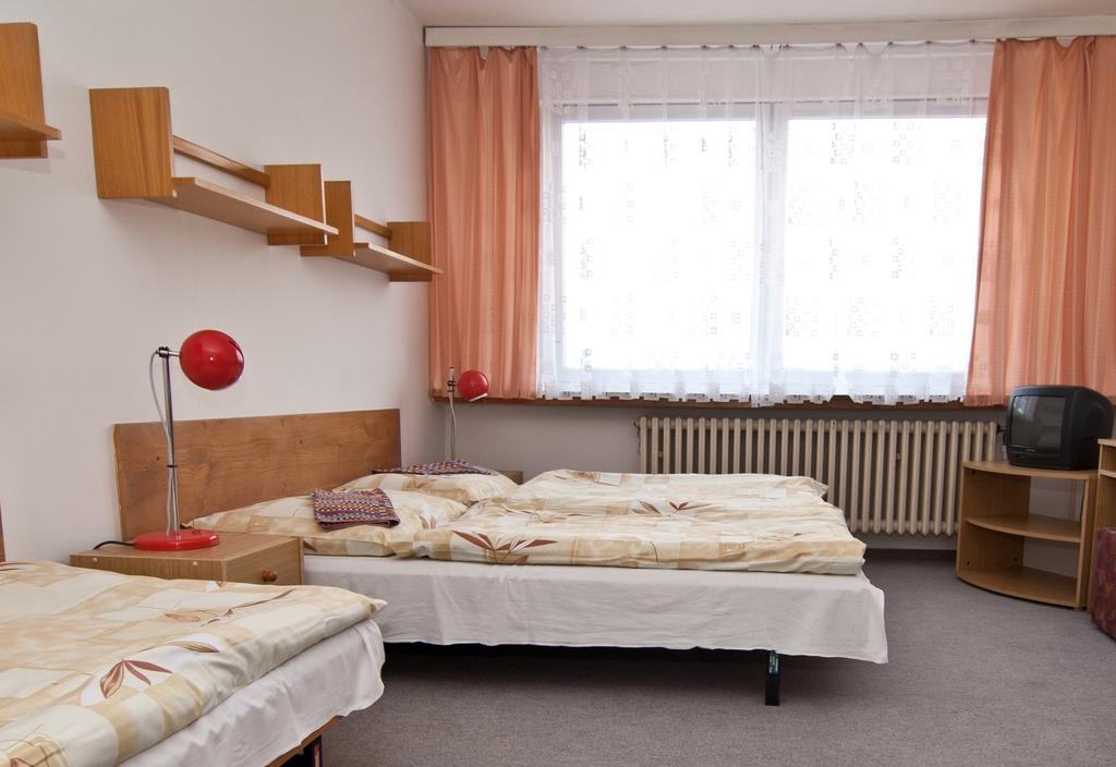 Domov Mladeze A Skolni Jidelna Karlovy Vary Quarto foto